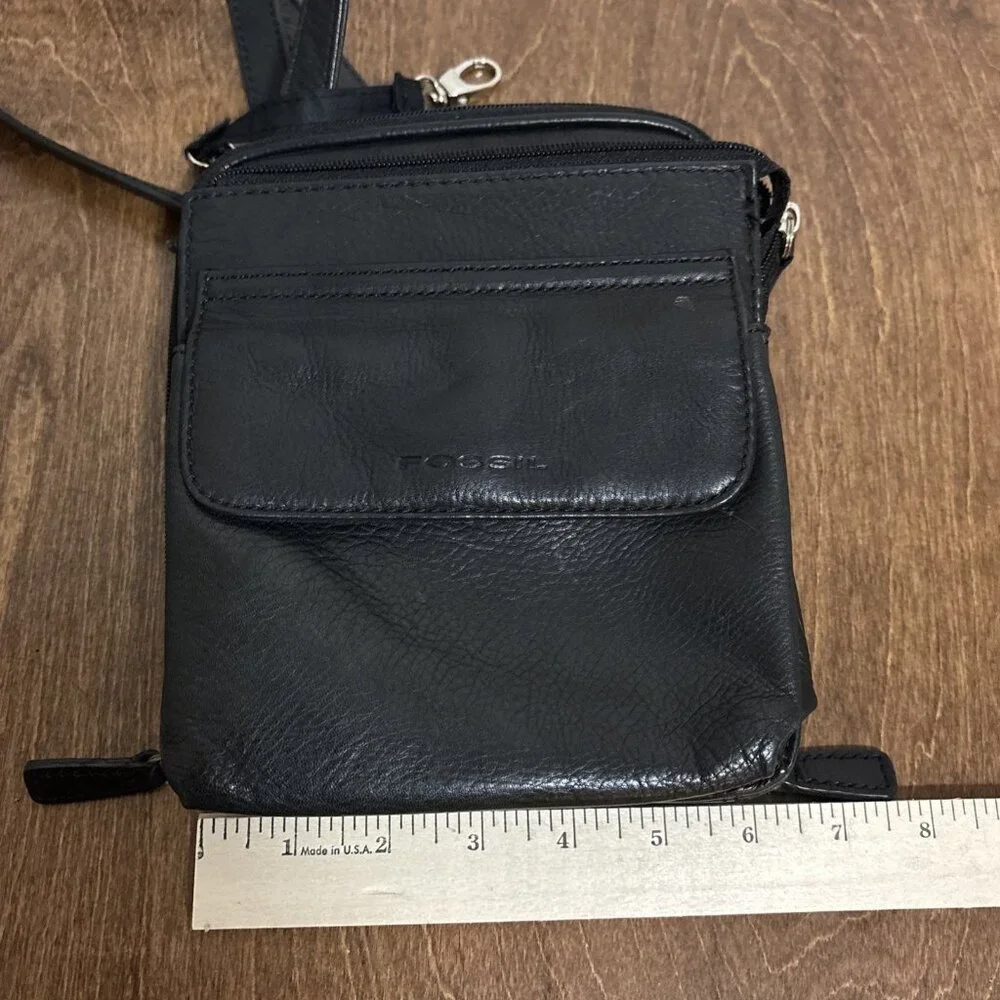 Fossil Crossbody Purse Womens Black Leather‎ Zip Lots of Compartments